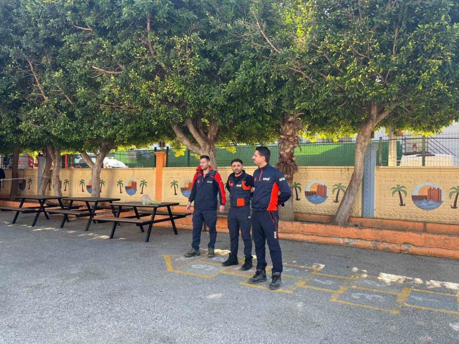 Alanya’da İlkokul Sınıfının Klima Ünitesinde Çıkan Yangın Korkuttu