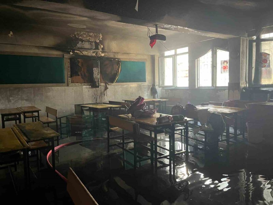 Alanya’da İlkokul Sınıfının Klima Ünitesinde Çıkan Yangın Korkuttu