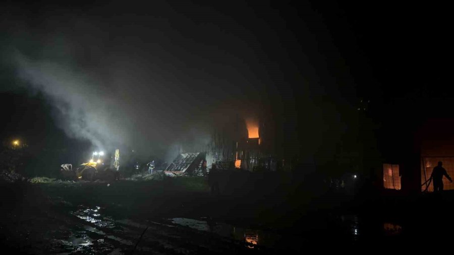 Alanya’da Klima Deposu Alevlere Teslim Oldu