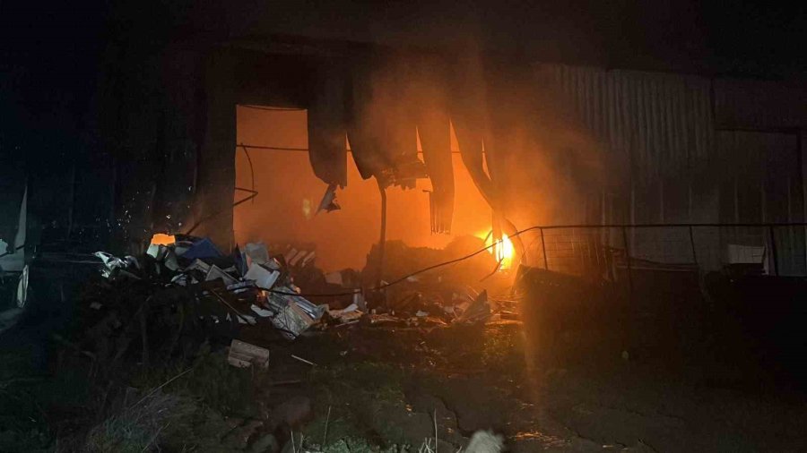 Alanya’da Klima Deposu Alevlere Teslim Oldu