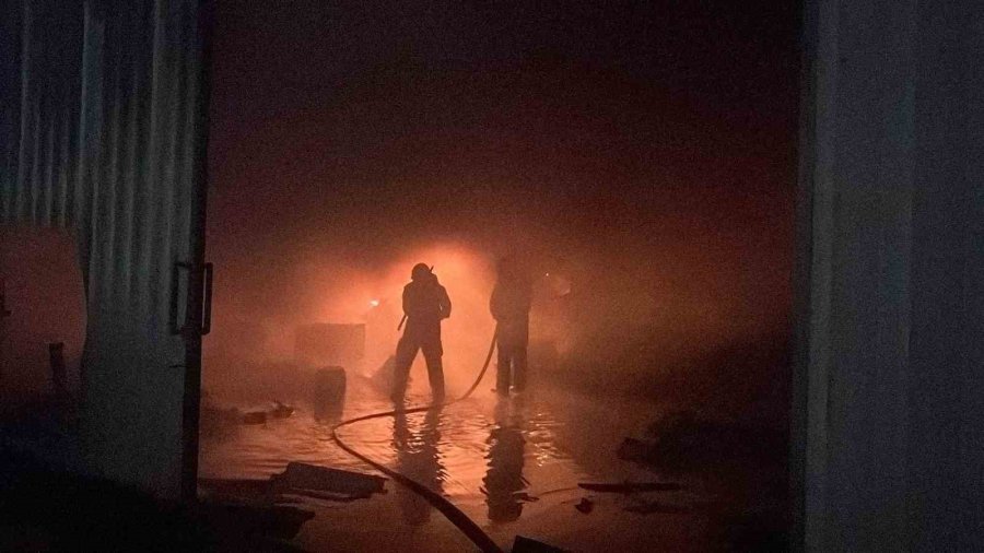 Alanya’da Klima Deposu Alevlere Teslim Oldu