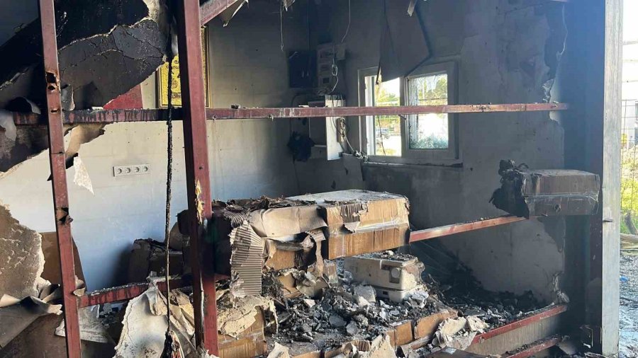 Alanya’da Klima Deposundaki Yangının Boyutu Gün Aydınlanınca Ortaya Çıktı