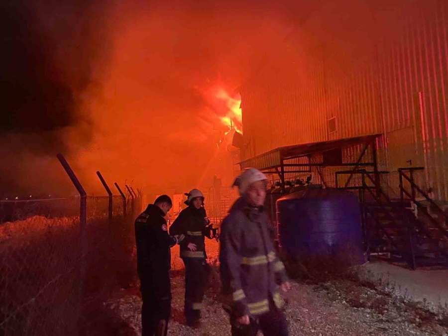 Antalya’da Market Deposu Alev Alev Yandı, Temel Gıda Alanı Küle Döndü