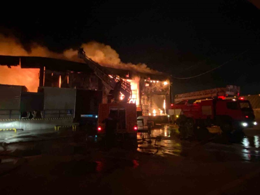 Antalya’da Market Deposu Alev Alev Yandı, Temel Gıda Alanı Küle Döndü