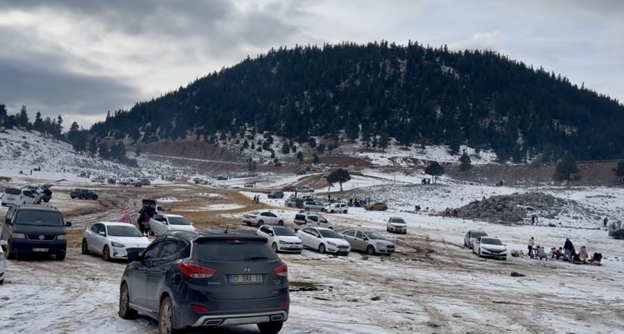 Torosların Zirveleri Beyaza Büründü, Antalyalılar Kar Keyfini Doyasıya Yaşadı