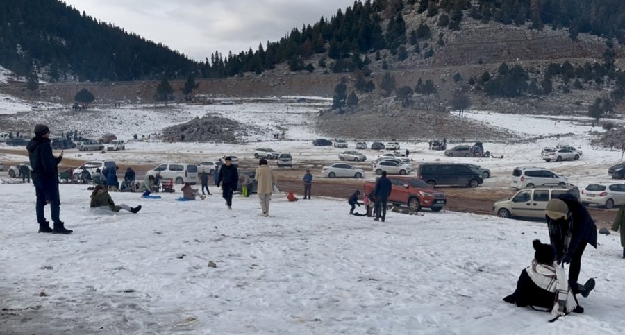 Torosların Zirveleri Beyaza Büründü, Antalyalılar Kar Keyfini Doyasıya Yaşadı