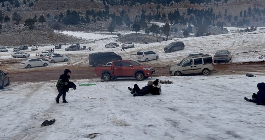 Torosların Zirveleri Beyaza Büründü, Antalyalılar Kar Keyfini Doyasıya Yaşadı