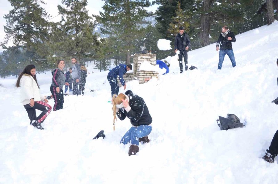 Torosların Zirveleri Beyaza Büründü, Antalyalılar Kar Keyfini Doyasıya Yaşadı