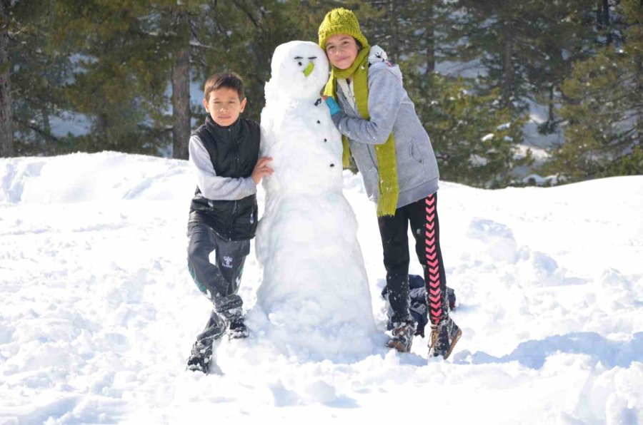 Torosların Zirveleri Beyaza Büründü, Antalyalılar Kar Keyfini Doyasıya Yaşadı