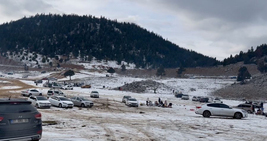 Torosların Zirveleri Beyaza Büründü, Antalyalılar Kar Keyfini Doyasıya Yaşadı