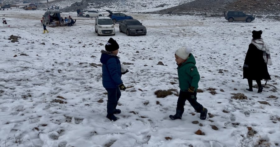 Torosların Zirveleri Beyaza Büründü, Antalyalılar Kar Keyfini Doyasıya Yaşadı
