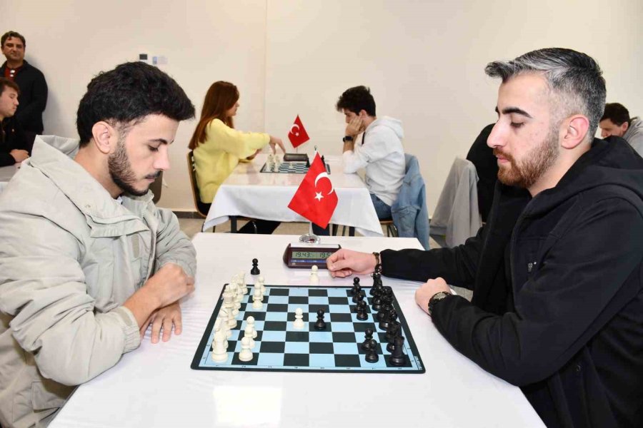 Alanya’da Sağlık Çalışanları Satranç Turnuvasında Bir Araya Geldi