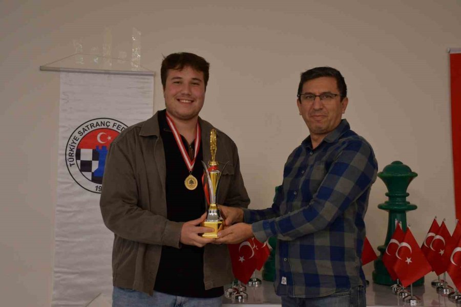 Alanya’da Sağlık Çalışanları Satranç Turnuvasında Bir Araya Geldi