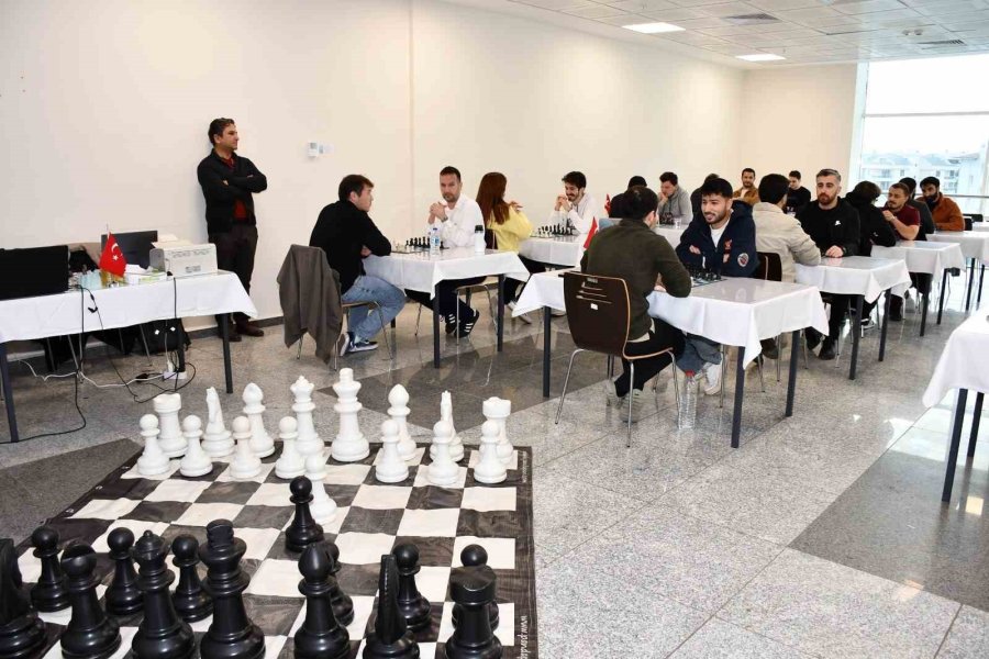 Alanya’da Sağlık Çalışanları Satranç Turnuvasında Bir Araya Geldi