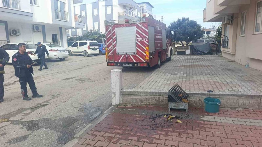 Yangın İhbarına Gelen İtfaiyeye Evin İçinde ’mangal’ Sürprizi