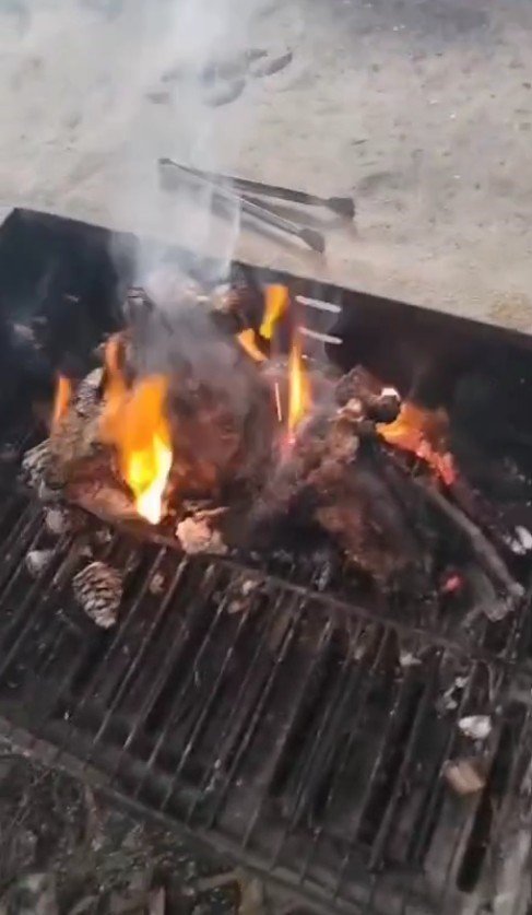 Yangın İhbarına Gelen İtfaiyeye Evin İçinde ’mangal’ Sürprizi