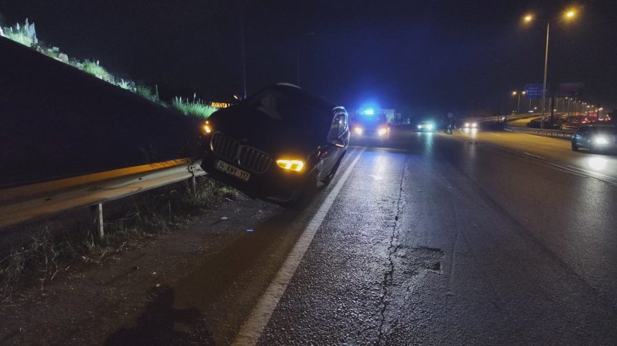 Antalya’da Kontrolden Çıkan Lüks Cip, Bariyerlerin Üzerinde Asılı Kaldı