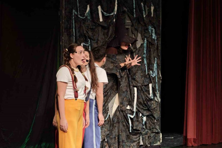 Kepez Kent Tiyatrosu Yılın İlk Çocuk Oyununu Sahneledi