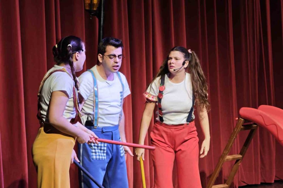 Kepez Kent Tiyatrosu Yılın İlk Çocuk Oyununu Sahneledi