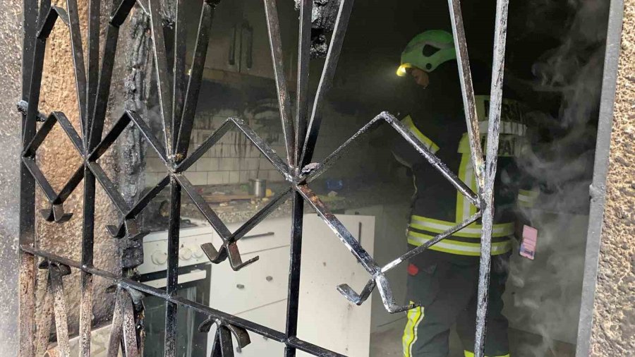 Erdemli’de Ev Yangını Büyümeden Söndürüldü