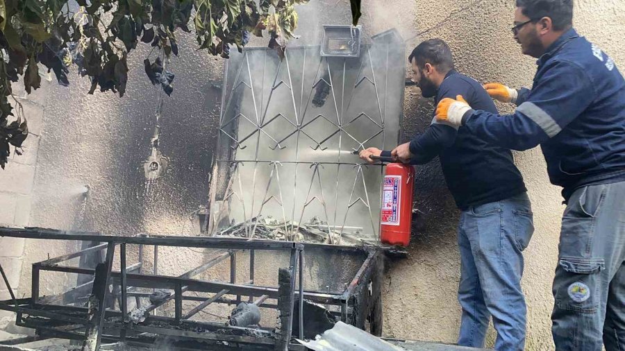 Erdemli’de Ev Yangını Büyümeden Söndürüldü