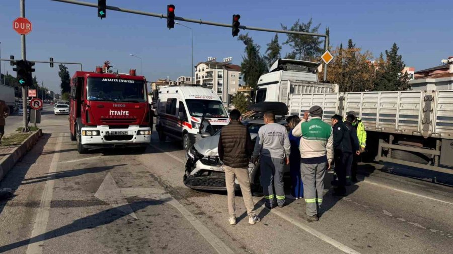 Antalya’da 3 Aracın Karıştığı Zincirleme Kazada Otomobilde Sıkışan Sürücüyü İtfaiye Çıkardı