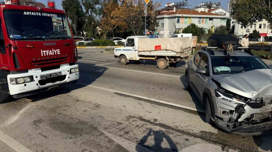 Antalya’da 3 Aracın Karıştığı Zincirleme Kazada Otomobilde Sıkışan Sürücüyü İtfaiye Çıkardı