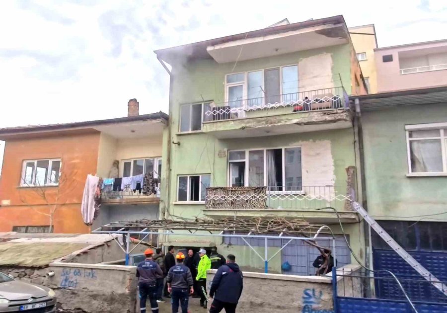 Aksaray’da 2 Katlı Binada Yangın: 5 Kişi Dumandan Etkilendi