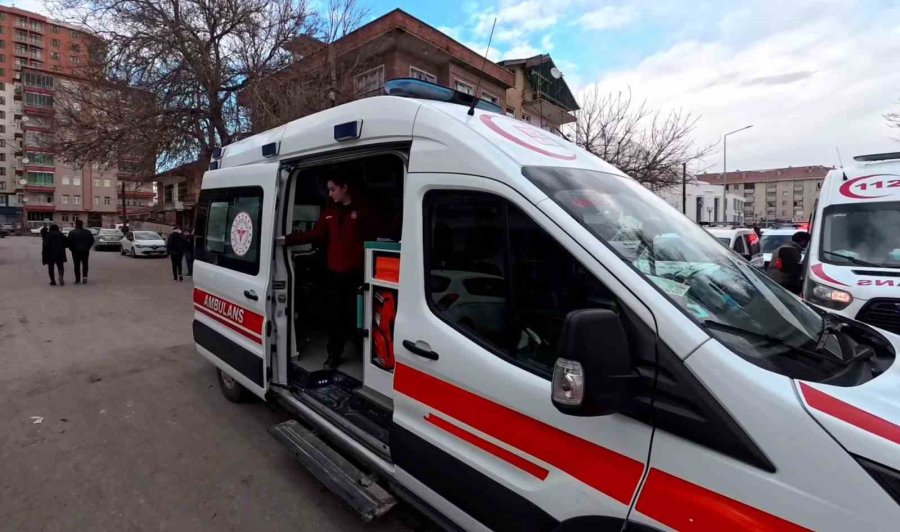 Aksaray’da 2 Katlı Binada Yangın: 5 Kişi Dumandan Etkilendi