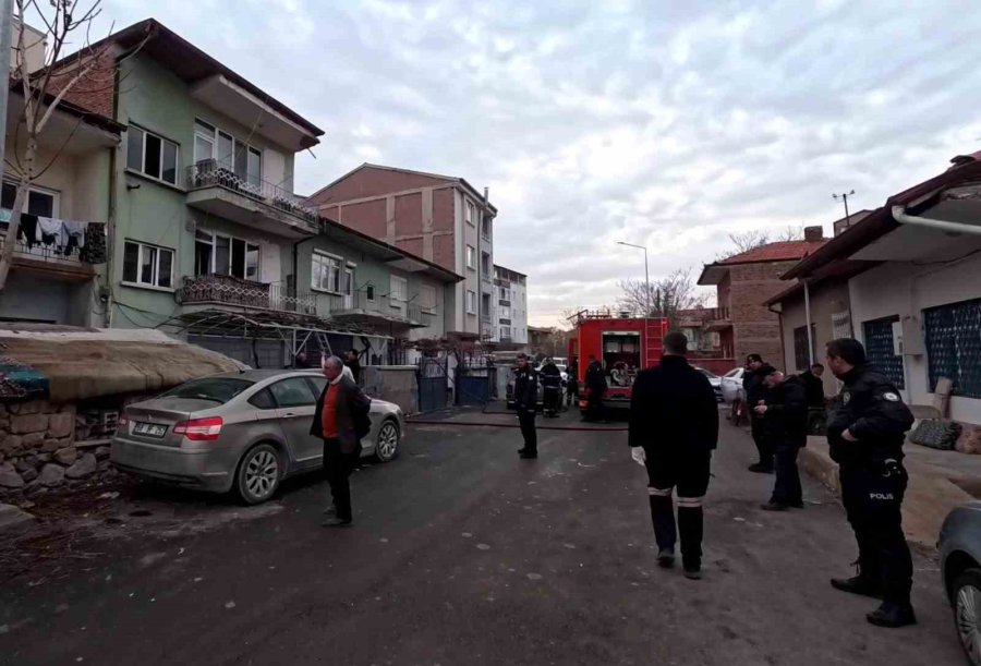 Aksaray’da 2 Katlı Binada Yangın: 5 Kişi Dumandan Etkilendi