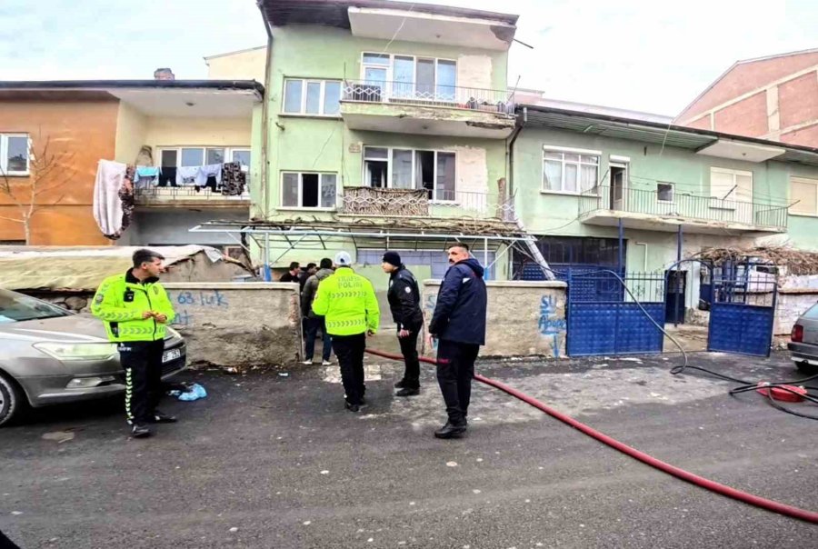 Aksaray’da 2 Katlı Binada Yangın: 5 Kişi Dumandan Etkilendi
