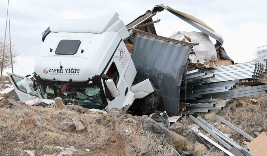 Demir Profil Yüklü Tır Şarampole Düştü: 1 Ağır Yaralı