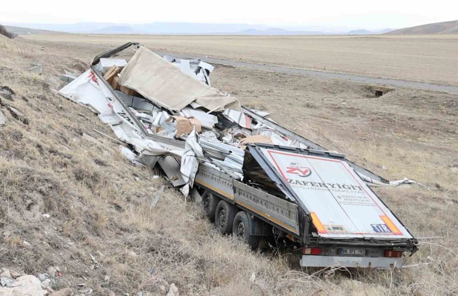 Demir Profil Yüklü Tır Şarampole Düştü: 1 Ağır Yaralı