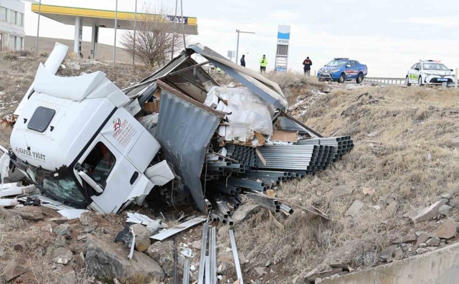 Demir Profil Yüklü Tır Şarampole Düştü: 1 Ağır Yaralı