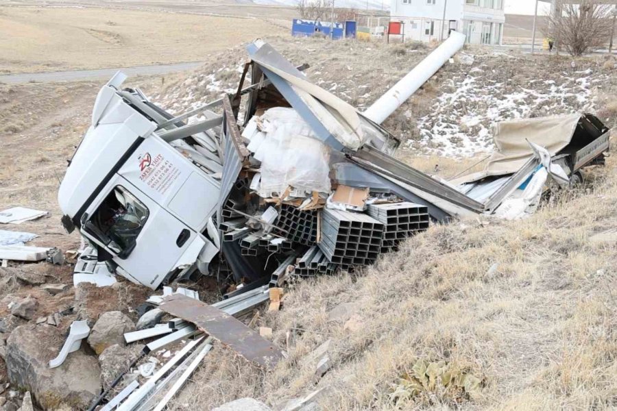 Demir Profil Yüklü Tır Şarampole Düştü: 1 Ağır Yaralı