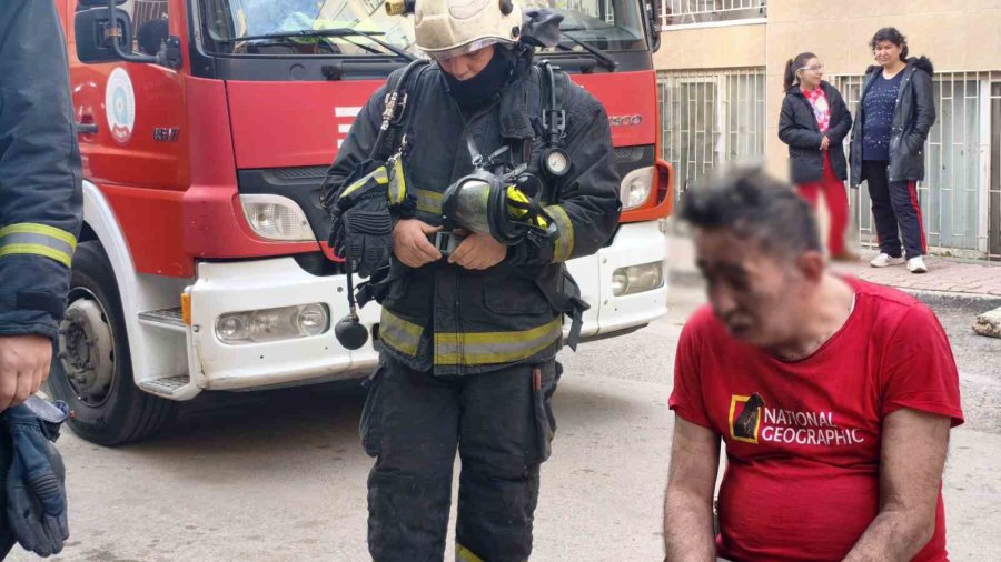 Yangına Uykuda Yakalanıp Dumandan Etkilendi, Tedaviye Güçlükle İkna Edildi