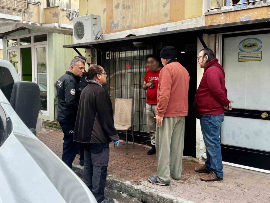 Yangına Uykuda Yakalanıp Dumandan Etkilendi, Tedaviye Güçlükle İkna Edildi