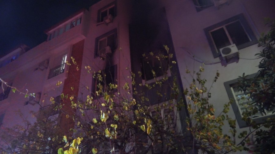 Antalya’da Apartman Dairesinde Çıkan Yangın Korkuttu