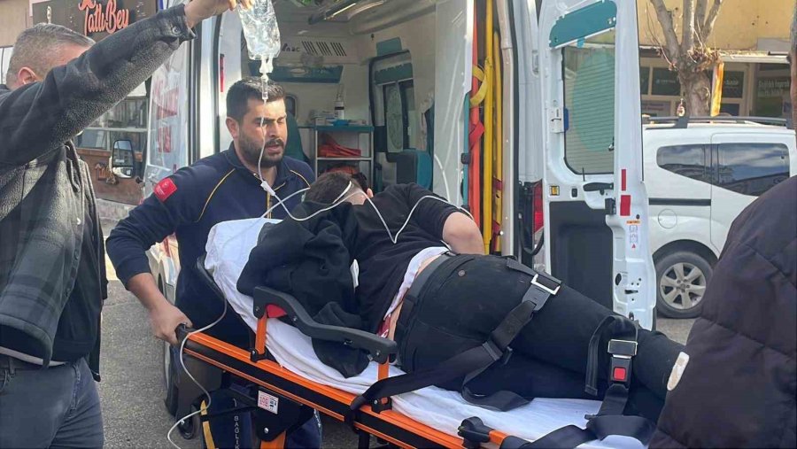 Baba Ve 3 Oğlu Sokak Ortasında Silahla Vuruldu: Yaralılardan 3’ünün Durumu Ağır