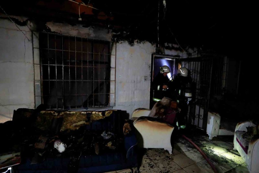 Antalya’da Gecekondu Yangını: Küle Dönen Evini Görünce Gözyaşlarına Boğuldu