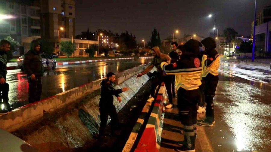 Kanala Uçan Otomobilin Sürücüsü Kazayı Yara Almadan Atlattı