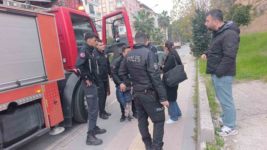 Küçük Yaştaki Çocuğu Evde Tek Başına Bıraktı, Komşuların İhbarı Ekipleri Alarma Geçirdi