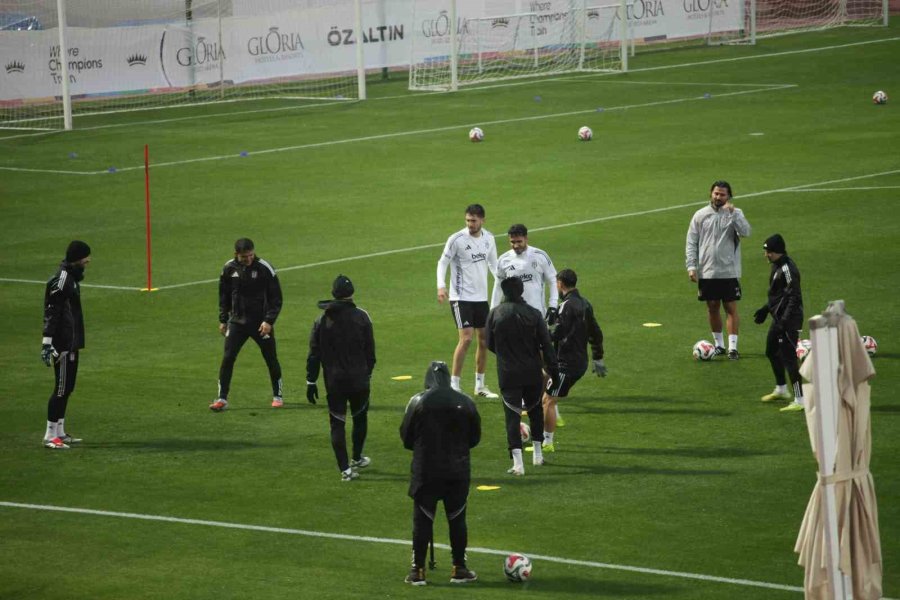 Beşiktaş, Yoğun Yağış Ve Rüzgar Altında Hazırlıklarına Devam Etti