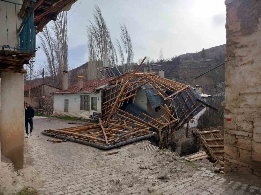 Bozkır’da Şiddetli Rüzgar Çatıyı Uçurdu