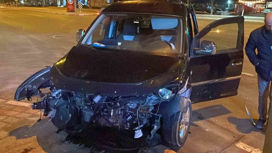 Kaza Yapan Hafifi Ticari Aracın Radyatörü 30 Metre Fırladı: 1 Yaralı