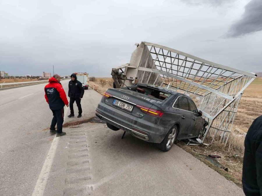 Fırtına Kamyoneti Devirip Römorku Karşı Şeride Fırlattı: O Anlar Kamerada