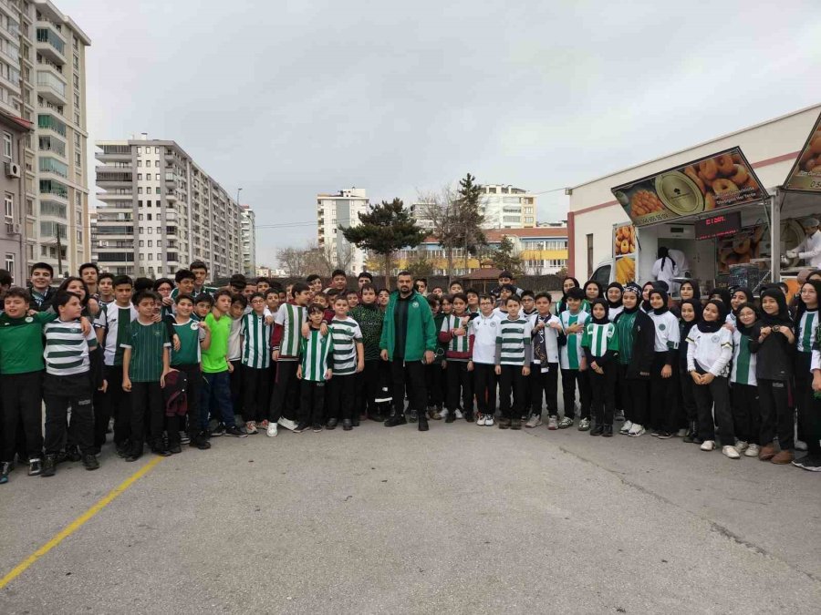 Konyalı Öğretmen, Ahmet Çalık İçin Her Yıl Lokma Dağıtıyor