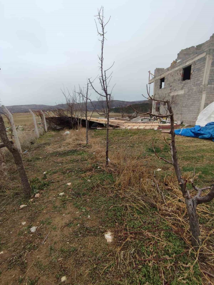 Bozkır’da Fırtına Çatıları Uçurdu, Ağaçları Devirdi