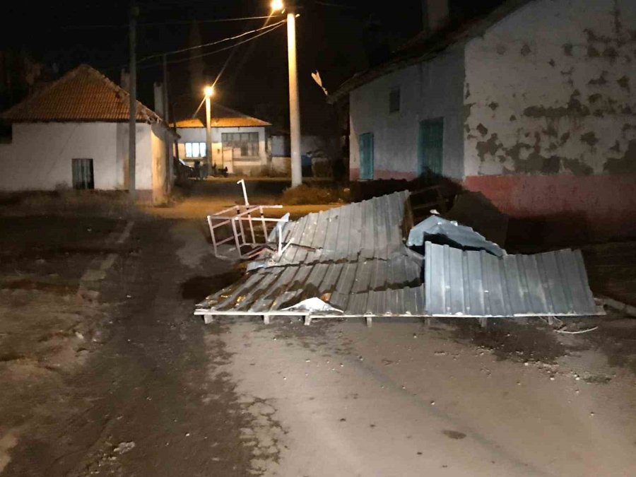 Ereğli’de Şiddetli Rüzgar Ağaçları Devirdi, Çatıları Uçurdu