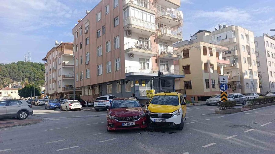 Sağa Dönmek İçin Sinyal Verip Önce Sol Şeride Geçen Otomobile Yandan Çarptı